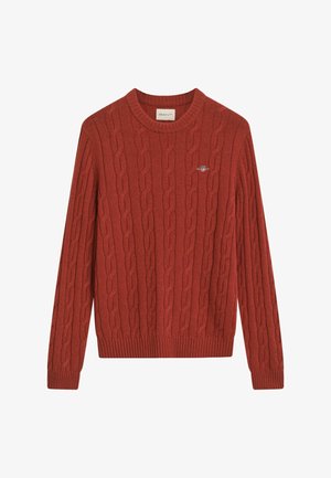 Roter Kabelstrickpullover mit Rundhalsausschnitt, gerippten Bündchen und Saum, der ein kleines gesticktes Logo auf der Brust trägt.