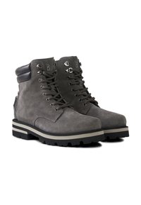 Šedé kotníkové boty vyrobené z nubuku a kůže, vybavené kovovými očka, šněrovacím designem a robustní podrážkou s kontrastním pruhem.