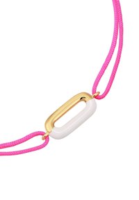 Reguliuojama necklace su dviem rožinėmis pintomis laidais. Sukurta su auksiniu ir baltu stačiakampiu pakabuku, turinčiu lygius paviršius ir blizgius akcentus.