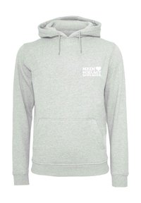 Svetlo šedá mikina s kapucňou vyrobená z mäkkého materiálu, s klokankou a bielym potlačeným logom na hrudi. Kapucňa s nastaviteľnou šnúrkou.