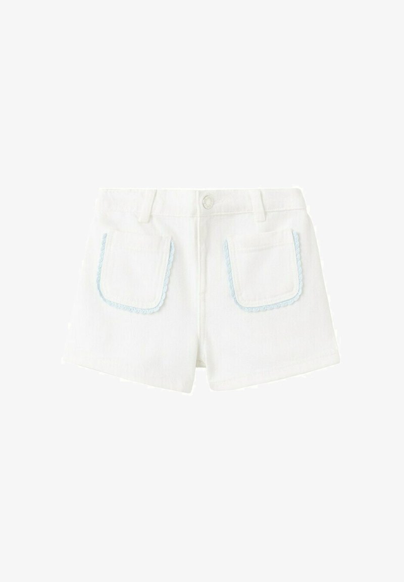Shorts blancs pour tout-petit avec deux poches avant bordées d'un liseré bleu clair à bords festonnés et une taille avec fermeture à bouton.