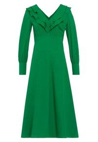 Robe verte avec un décolleté en V, des manches longues et des accents volantés au niveau de la poitrine. Silhouette évasée en tissu lisse, longueur genou.