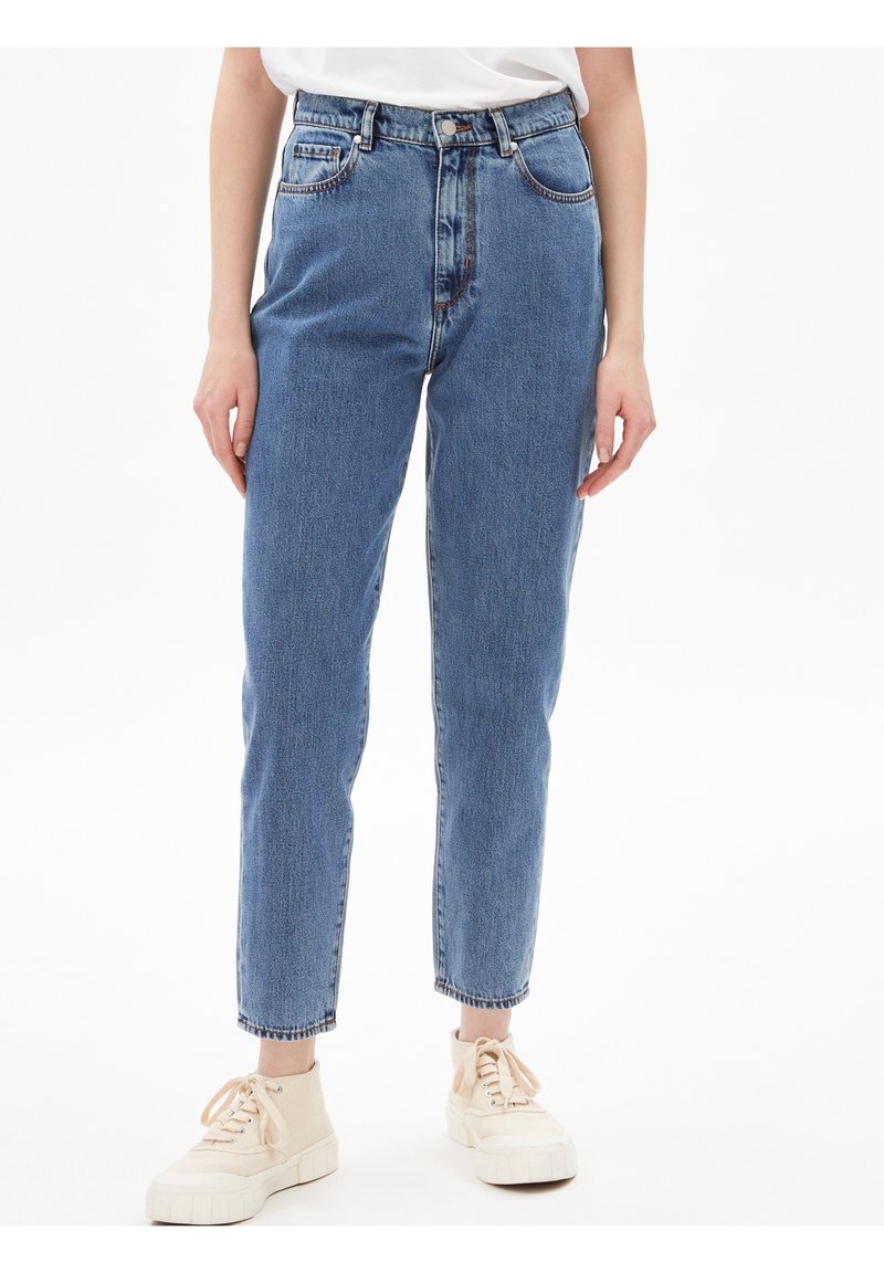 Jeans de denim azul con una cintura alta, ajuste recto y un ligero desvanecimiento. Cuenta con cinco bolsillos y cierre de botones.