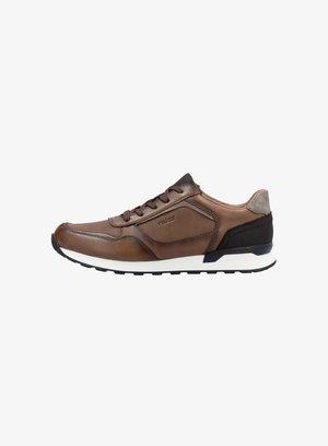 Bruine leren sneaker met mesh accenten, contrasterende donkerbruine hielcounter, witte tussenzool en zwarte rubberen buitenzool. Veters zijn bruin.