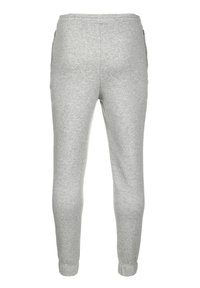 Pantalones de chándal grises de tela suave, con cinturilla elástica, bolsillos laterales y puños ajustados en los tobillos. Textura lisa y diseño minimalista.