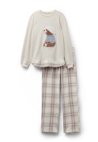 Sudadera color crema con bordado de oso que lleva un sombrero, combinada con pantalones a cuadros en tonos beige, azul y marrón. Tela suave y texturizada.