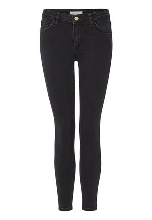 Jeans de denim negro ajustados con cinco bolsillos, cremallera frontal y un botón plateado. Presentan un sutil bordado y un logotipo en el bolsillo trasero.