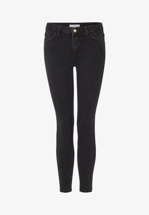 Sovány fekete farmernadrág, öt zsebbel, elől cipzárral és ezüstgombbal. Finom varrásokkal és logóval a hátsó zsebén.