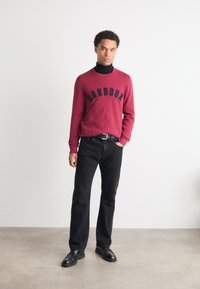 Barbour PREP LOGO CREW NECK - Camisola - highland red