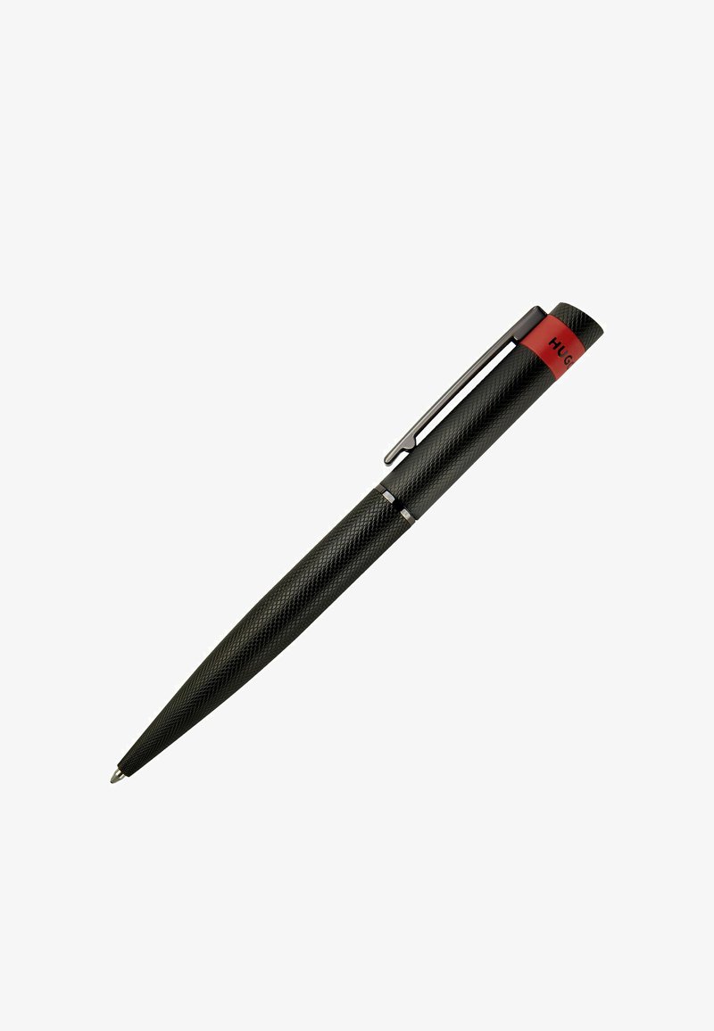 Stylo noir texturé avec une bande d'accent rouge et un clip argenté. Il présente une forme élégante et effilée avec une pointe à bille standard.