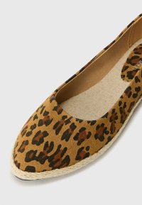 Espadrilles im Leopardenmuster mit runder Zehenform, braunem Canvas-Material, Juteseilsohle und beiger Stoffauskleidung im Inneren.