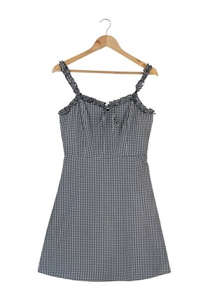 Zwart-witte geruite jurk met spaghettibandjes, geplooide details bij de schouders en een aansluitende taille die uitloopt in een uitlopende rok.