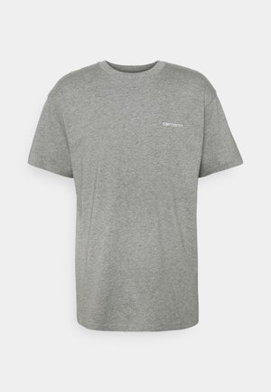 Grå kortærmet crewneck T-shirt med lille hvid Carhartt-logo på venstre bryst, vist på en ensfarvet lys baggrund.