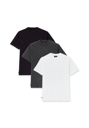 Tres camisetas lisas de manga corta y cuello redondo apiladas en colores negro, gris oscuro y blanco sobre un fondo blanco.
