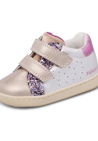 Sneaker con punta liscia in oro metallico, dettagli bianchi e glitter, cinturini in velcro e suola grigia testurizzata. Presenta un tallone glitter rosa.