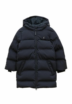 Schwarzer, lang gepolsterter Wintermantel mit Kapuze, durchgehendem Frontreißverschluss, zwei schrägen Taschen und kleinem Logo auf der Brust.