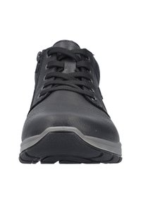 Chaussure noire à lacets avec dessus en cuir lisse et en maille, semelle en caoutchouc avec une accentuation grise, et fermeture éclair latérale pour un accès facile.
