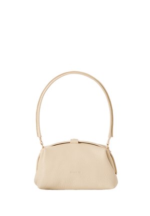 Sac à main en cuir beige texturé avec une poignée supérieure courbée et un nom de marque subtilement embossé à l'avant.
