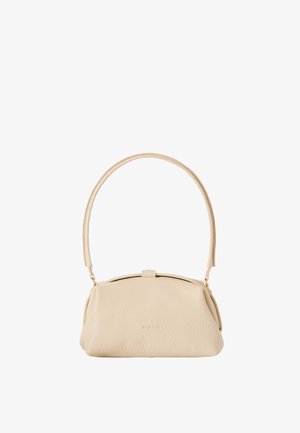 Sac à main en cuir beige texturé avec une poignée supérieure courbée et un nom de marque subtilement embossé à l'avant.