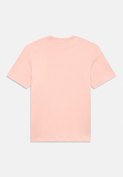 Tricou cu mâneci scurte din bumbac roz pal moale, cu decolteu rotund și spate simplu, având o textură fină și croială standard.