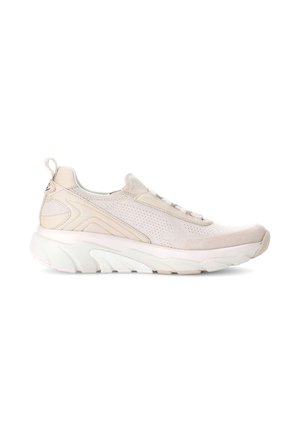 Beige sportschoen met een bovenwerk van mesh, elastische veters en een gevoerde witte zool met gestructureerde accenten en een hieltab.