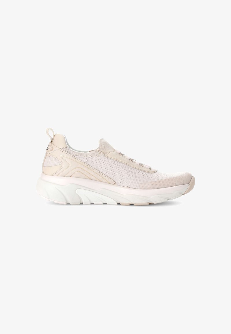 Chaussure de sport beige avec une tige en maille, des lacets élastiques et une semelle blanche rembourrée avec des accents texturés et un onglet au talon.