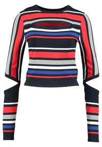Langärmeliges, gestreiftes Oberteil mit roten, blauen und weißen horizontalen Linien auf marineblauem Hintergrund; mit Ausschnittdetail am Halsausschnitt.