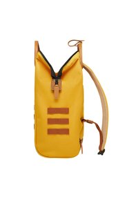 Gelber Stoffrucksack mit einem schwarzen Reißverschluss, tanfarbenen Lederakzenten und drei horizontalen Riemen auf der Vorderseite. Seitentasche und verstellbare Riemen.