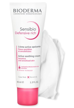 Bioderma Sensibio Defensive Rijke crème in een witte tube met een roze basis. Bevat actieve verzachtende claims; 40 ml, gladde, romige textuur.