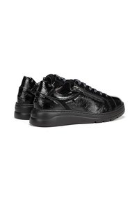 Zapatillas de cuero negro con una textura brillante, punta redondeada, cierre con cordones y una suela gruesa de goma negra. Cremallera lateral para facilitar el uso.