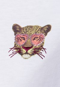 Leopardo galvos grafikos dizainas su rožinėmis širdies formos akimis, papuoštas kalnų krištolais. Įrengta ant baltos fono.
