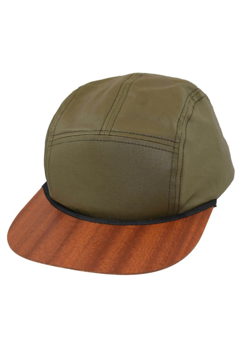 Olivgrüne Kappe mit einer abgerundeten Oberseite und einem flachen, braunholzstrukturierten Schirm, der schwarze Nähte und eine schwarze Kante entlang des Schirms aufweist.