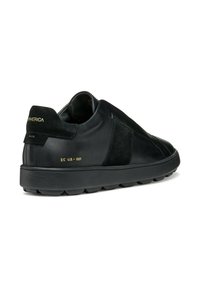 Sneaker nere con una combinazione di pannelli in pelle liscia e scamosciata. Presentano una suola nera spessa e lettere dorate sul tallone e sul lato.