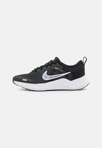 Nike Performance - DOWNSHIFTER 12 NN GS - Nevtralni tekaški čevlji - black/white/dark smoke grey Miniaturna slika 1