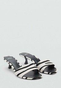 Sandali open-toe con design a righe bianche e nere, realizzati in morbido tessuto, con un tacco basso e una soletta nera liscia.