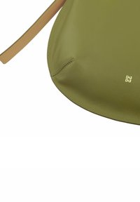 Borsa a mano verde in pelle con una texture liscia, forma arrotondata e una tracolla beige. Presenta un logo dorato discreto sul davanti.