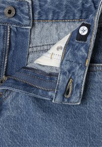 Jeans iz denima s modrim pranjem, z večernimi sponkami, zadrgo in kontrastnim rumenim šivanjem. Vključujejo gumb za zapiranje in zanke za pas.
