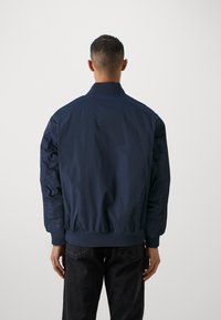Tommy Jeans ENTRY BADGE - Pilotska jakna - dark night navy