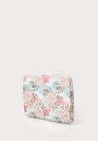 Housse d'ordinateur portable florale avec un motif pastel en rose, bleu et vert. Fabriquée en matériau lisse, avec une fermeture à glissière et des bords arrondis.