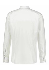 Camicia bianca a maniche lunghe realizzata in tessuto morbido. Presenta un colletto ad anello, polsini con bottoni e una schiena dritta senza alcun motivo o dettaglio.
