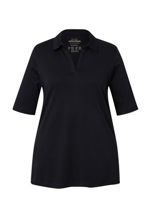 Černé polo tričko vyrobené z bavlněné směsi, s výstřihem do V, krátkými rukávy a volným střihem. Žádné vzory ani další kovové doplňky nejsou viditelné.