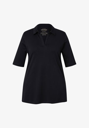 Černé polo tričko vyrobené z bavlněné směsi, s výstřihem do V, krátkými rukávy a volným střihem. Žádné vzory ani další kovové doplňky nejsou viditelné.