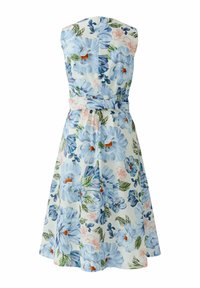 Mouwloze witte jurk met grote blauwe en roze bloemenprint, nauwsluitende taille en uitlopende rok, gezien van achteren.