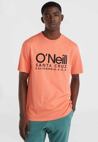 Korálové bavlnené tričko s veľkým čiernym potlačením "O'Neill SANTA CRUZ CALIFORNIA-U.S.A." Krátke rukávy, dizajn s okrúhlym výstrihom.