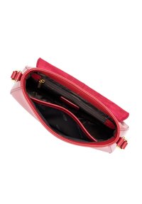 Borsa a tracolla in pelle rossa con finitura liscia, dotata di pattina superiore, hardware dorato, tasca interna con zip e numerosi scomparti per un'organizzazione ottimale.