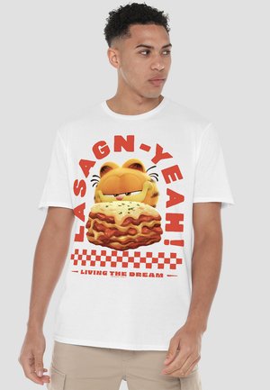 Weißes Baumwoll-T-Shirt mit einer Cartoon-Katze, die eine Lasagne hält, auffälligem roten Text "LASAGN-YEAH!" und einem karierten Muster am unteren Rand.