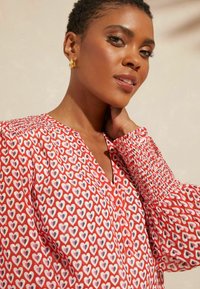 Love & Roses V NECK LONG SLEEVE OVER THE HEAD - REGULAR FIT - Camicetta - ivory white and red geo
