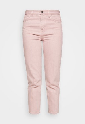 Jeans de ganga cor-de-rosa com um corte slim, apresentando um design de cinco bolsos, passantes de cinto e fecho de botão. Textura suave e acabamento limpo.