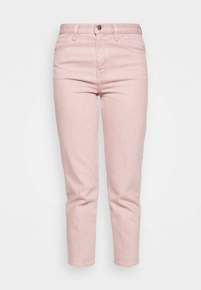 Jeans de ganga cor-de-rosa com um corte slim, apresentando um design de cinco bolsos, passantes de cinto e fecho de botão. Textura suave e acabamento limpo.