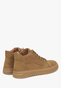 Bruine suède enkelsneakers met een gedeeltelijk rubberen zool, vetersluiting en contrasterende binnenvoering. Voorzien van subtiele stiksels.